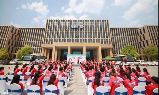 做白色的牛奶，創(chuàng)紅色的企業(yè)，花花牛乳業(yè)集團青春歌會慶祝建黨100周年