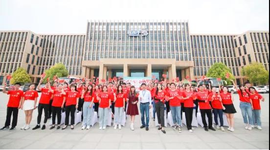 做白色的牛奶，創(chuàng)紅色的企業(yè)，花花牛乳業(yè)集團青春歌會慶祝建黨100周年