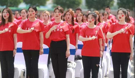 做白色的牛奶，創(chuàng)紅色的企業(yè)，花花牛乳業(yè)集團青春歌會慶祝建黨100周年