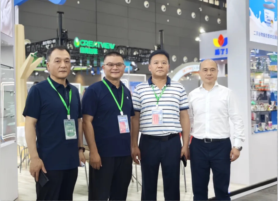 花花牛乳業(yè)集團(tuán)黨委書記、董事長唐洪峰一行參加中國乳制品工業(yè)協(xié)會第三十次年會暨2024中國（國際）乳業(yè)技術(shù)博覽會