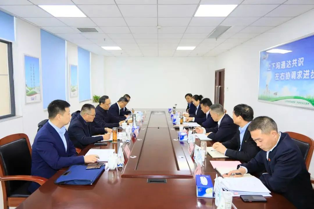 省政府國資委黨委書記、主任李濤一行到花花牛乳業(yè)集團調(diào)研