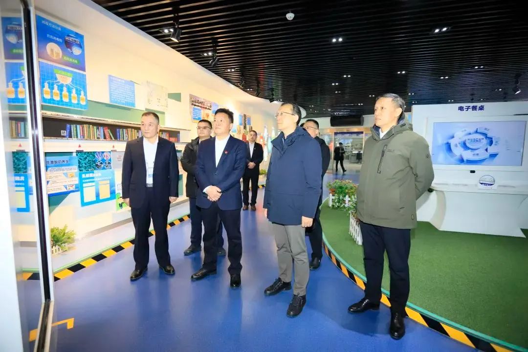 省政府國資委黨委書記、主任李濤一行到花花牛乳業(yè)集團調(diào)研