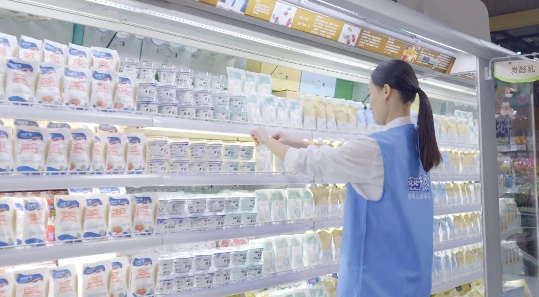 點(diǎn)贊！河南日報要聞02版——報道花花牛乳業(yè)集團(tuán)鄭州分公司乳制品生產(chǎn)場景，彰顯花花牛乳業(yè)集團(tuán)發(fā)展新活力