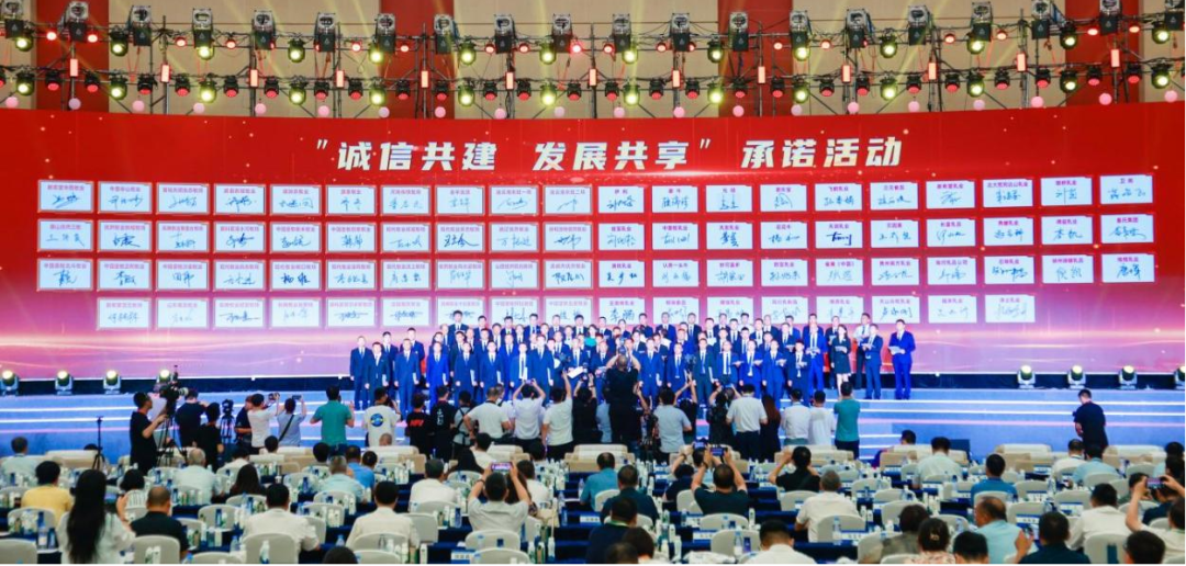 啟航新征程 點(diǎn)亮新賽道丨花花牛乳業(yè)集團(tuán)參加第十四屆中國(guó)奶業(yè)大會(huì)暨D20峰會(huì)，榮獲“中國(guó)乳制品生產(chǎn)企業(yè)現(xiàn)代化等級(jí)5A級(jí)”評(píng)定殊榮