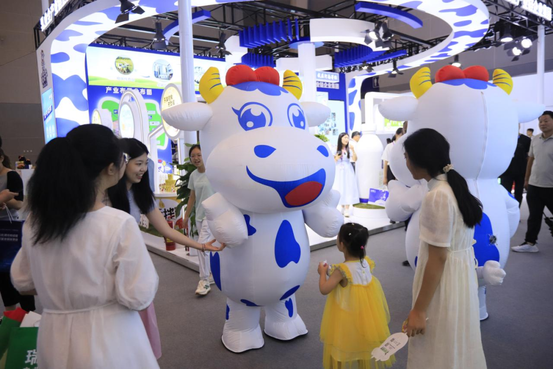 啟航新征程 點(diǎn)亮新賽道丨花花牛乳業(yè)集團(tuán)參加第十四屆中國(guó)奶業(yè)大會(huì)暨D20峰會(huì)，榮獲“中國(guó)乳制品生產(chǎn)企業(yè)現(xiàn)代化等級(jí)5A級(jí)”評(píng)定殊榮