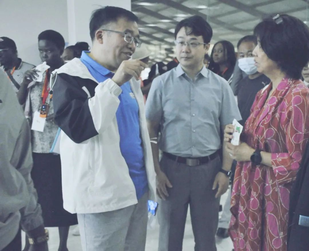 北京大學(xué)南南合作與發(fā)展學(xué)院教授、全球伙伴關(guān)系主任周詠梅一行蒞臨花花牛平輿瑞亞牧業(yè)參觀調(diào)研