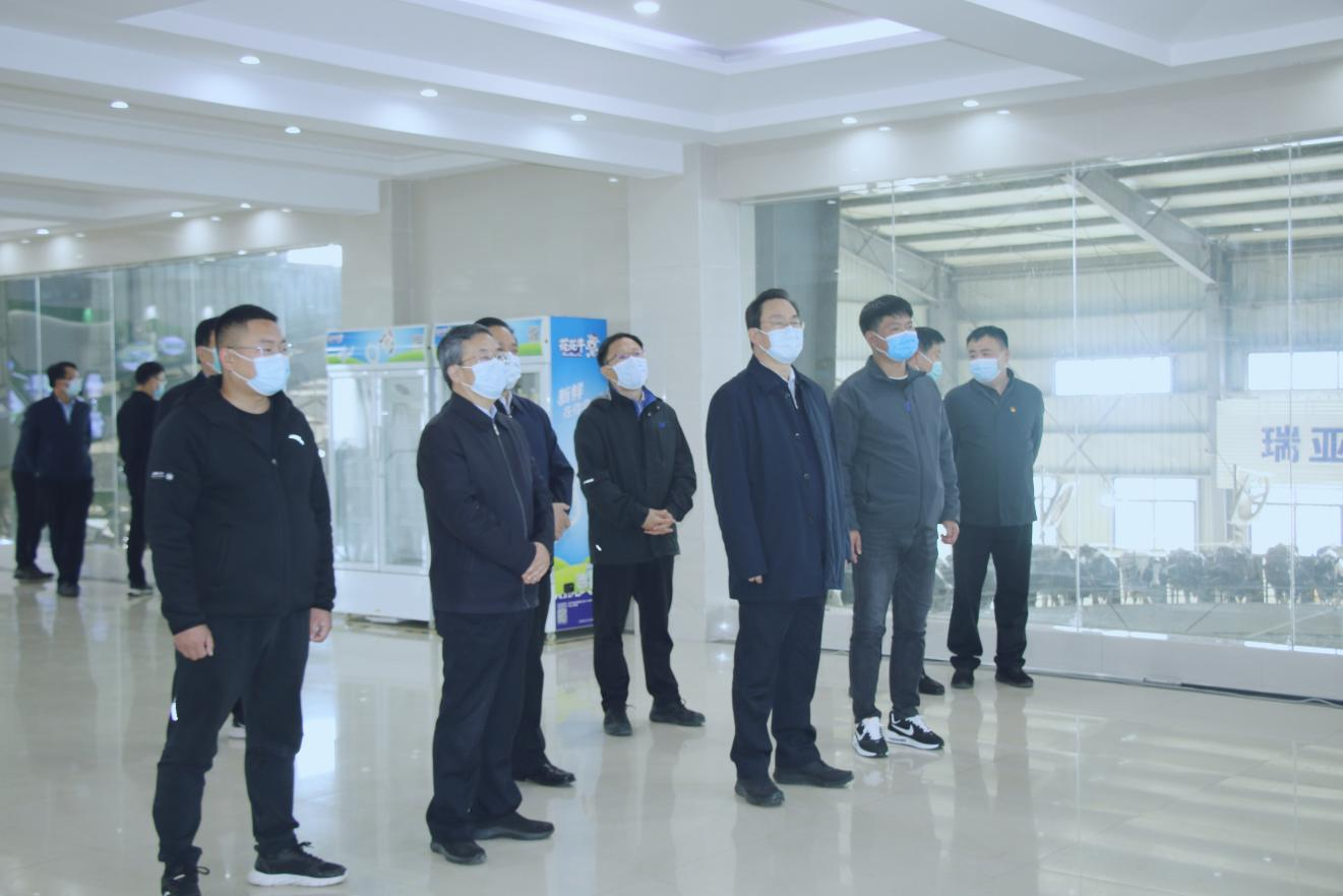 河南省人大常委會黨組書記、副主任孔昌生蒞臨花花牛魯山瑞亞牧場參觀調(diào)研