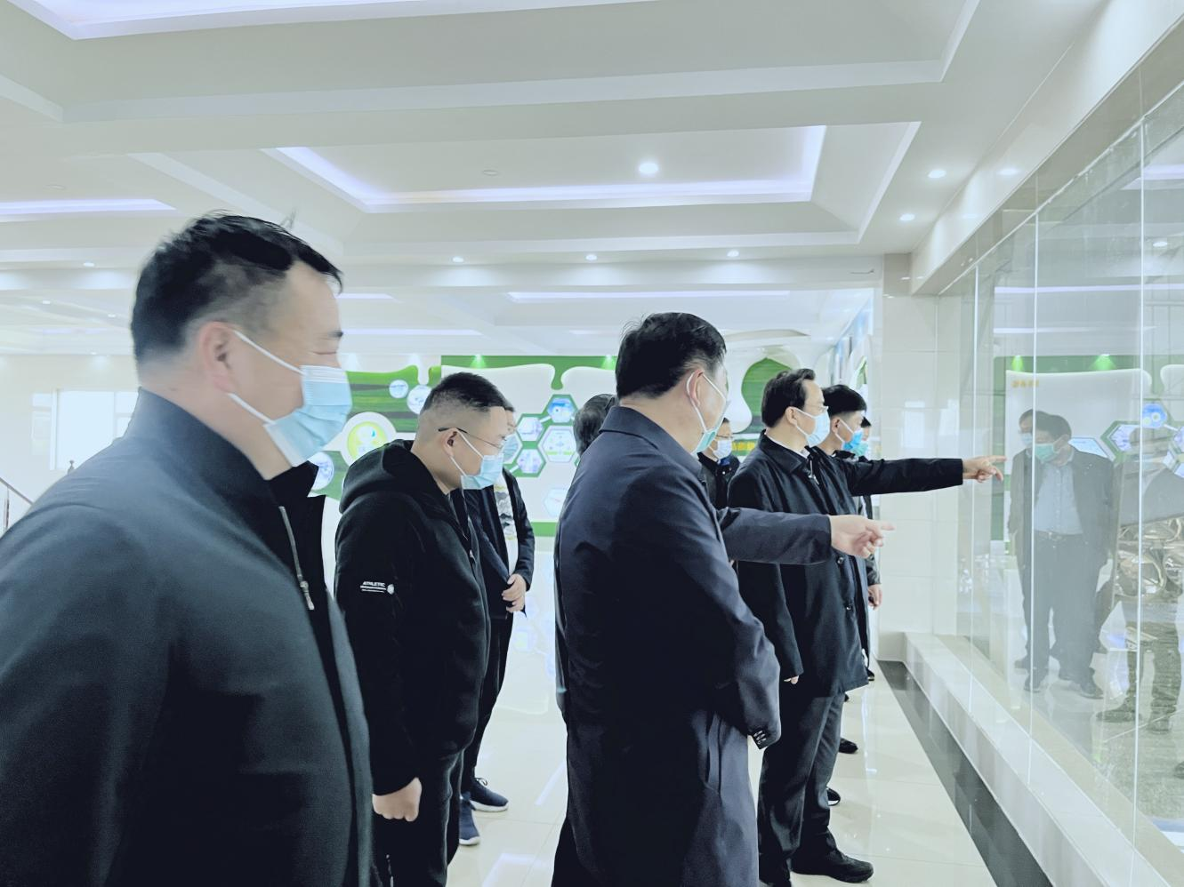 河南省人大常委會黨組書記、副主任孔昌生蒞臨花花牛魯山瑞亞牧場參觀調(diào)研