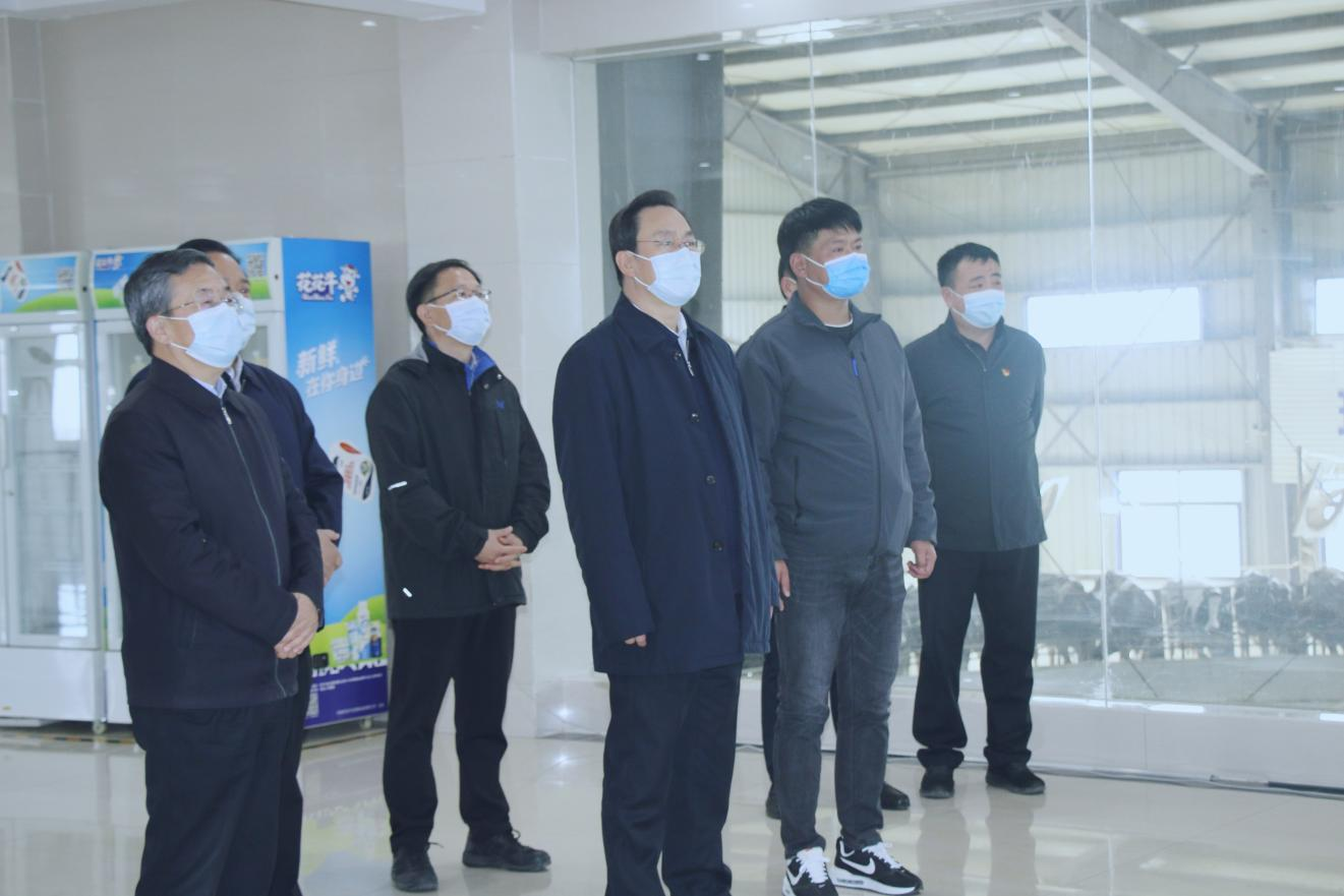 河南省人大常委會黨組書記、副主任孔昌生蒞臨花花牛魯山瑞亞牧場參觀調(diào)研