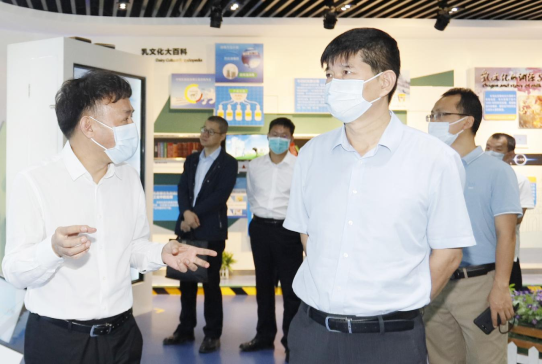 快訊丨河南省人民政府國有資產(chǎn)監(jiān)督管理委員會(huì)副主任劉銀志蒞臨花花牛乳業(yè)集團(tuán)參觀座談 快訊丨河南省人民政府國有資產(chǎn)監(jiān)督管理委員會(huì)副主任劉銀志蒞臨花花牛乳業(yè)集團(tuán)參觀座談