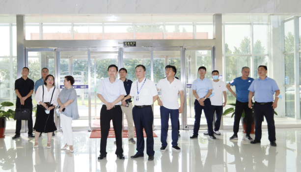 快訊|鄭州市二七區(qū)委副書(shū)記、區(qū)長(zhǎng)虎榮鑫蒞臨河南花花牛乳業(yè)集團(tuán)調(diào)研