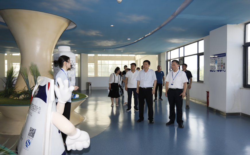 快訊|鄭州市二七區(qū)委副書(shū)記、區(qū)長(zhǎng)虎榮鑫蒞臨河南花花牛乳業(yè)集團(tuán)調(diào)研