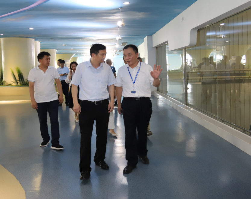 快訊|鄭州市二七區(qū)委副書(shū)記、區(qū)長(zhǎng)虎榮鑫蒞臨河南花花牛乳業(yè)集團(tuán)調(diào)研