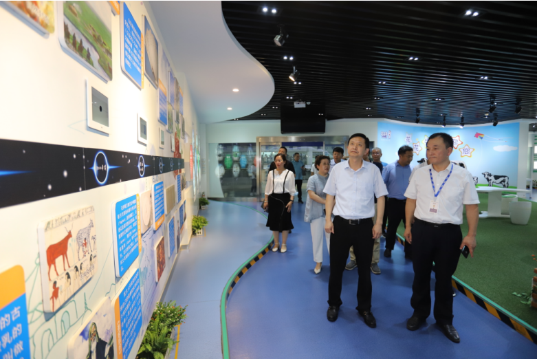 快訊|鄭州市二七區(qū)委副書(shū)記、區(qū)長(zhǎng)虎榮鑫蒞臨河南花花牛乳業(yè)集團(tuán)調(diào)研