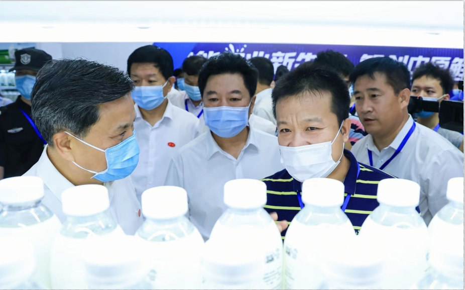 花花牛 | 第34屆中原畜牧業(yè)交易博覽會(huì)開幕河南省人民政府副省長武國定蒞臨花花牛展臺(tái)參觀