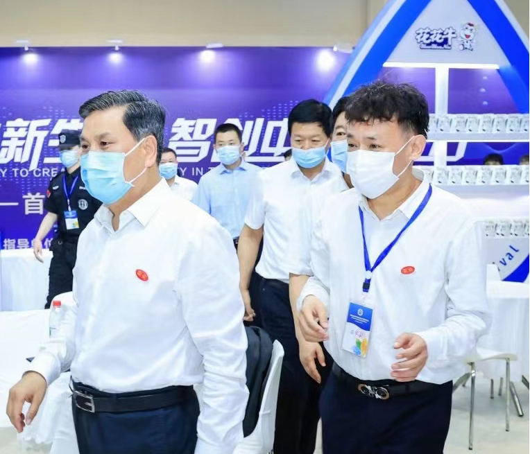 花花牛 | 第34屆中原畜牧業(yè)交易博覽會(huì)開幕河南省人民政府副省長武國定蒞臨花花牛展臺(tái)參觀