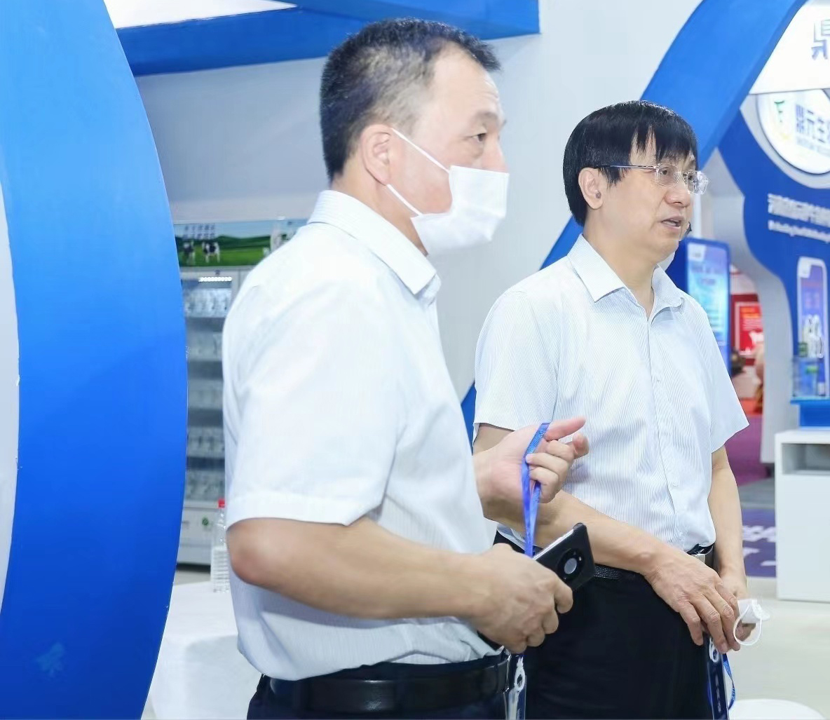 花花牛 | 第34屆中原畜牧業(yè)交易博覽會(huì)開幕河南省人民政府副省長武國定蒞臨花花牛展臺(tái)參觀