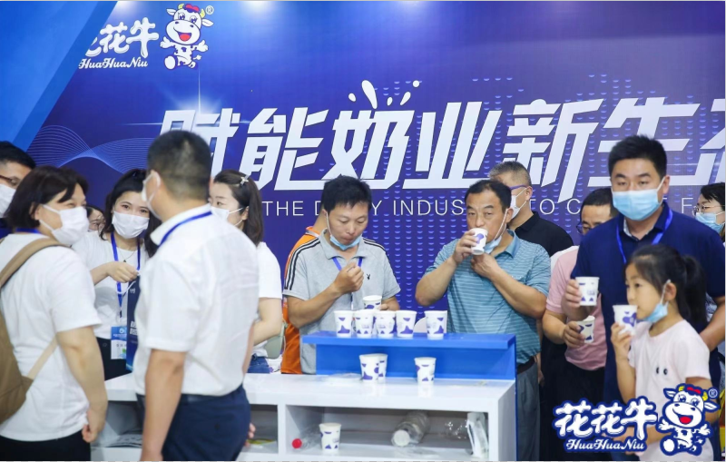 花花牛 | 第34屆中原畜牧業(yè)交易博覽會(huì)開幕河南省人民政府副省長武國定蒞臨花花牛展臺(tái)參觀