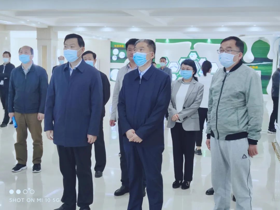 平頂山市人大常委會(huì)主任張明新蒞臨 花花牛魯山瑞亞參觀(guān)調(diào)研