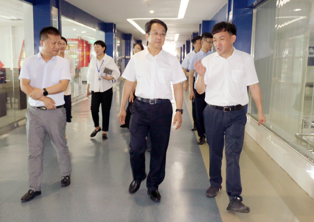 河南省高級人民法院院長胡道才一行蒞臨花花牛乳業(yè)集團(tuán)開展“萬人助萬企”活動 助力企業(yè)發(fā)展 河南省高級人民法院院長胡道才一行蒞臨花花牛乳業(yè)集團(tuán)開展“萬人助萬企”活動 助力企業(yè)發(fā)展