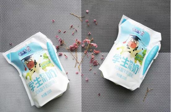 花花牛首款愛克林低溫學(xué)生飲用酸牛奶上市啦?。。? title=