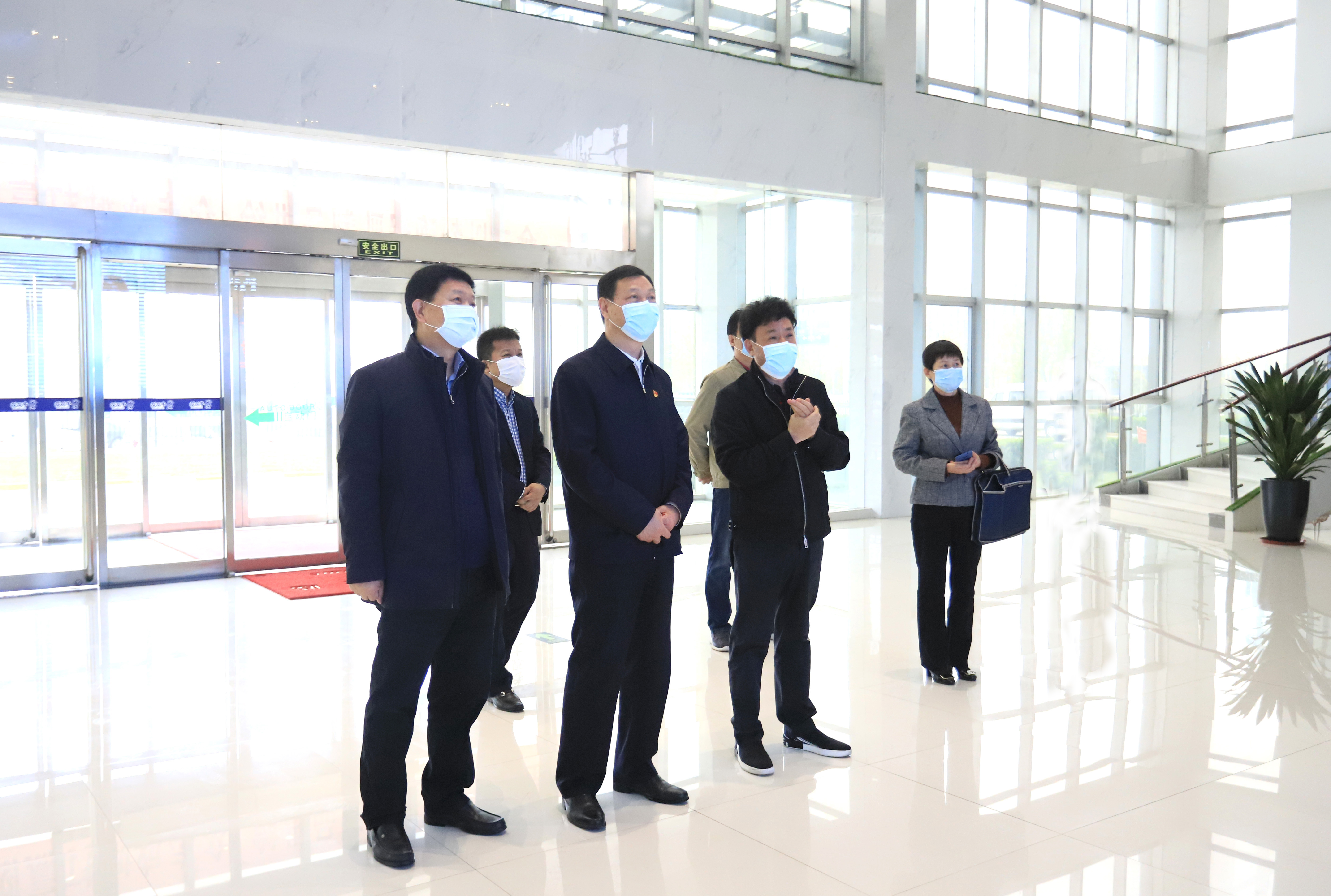 河南省委農(nóng)辦主任、農(nóng)業(yè)農(nóng)村廳廳長申延平一行調(diào)研河南花花牛乳業(yè)集團