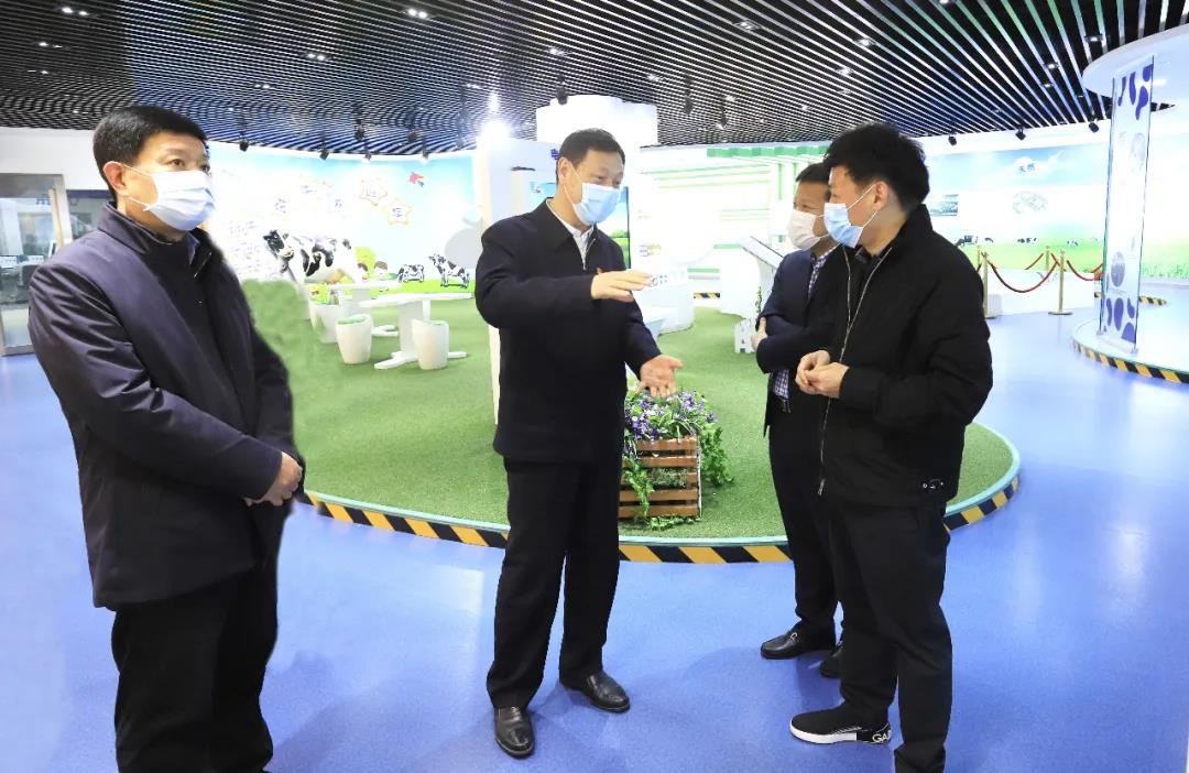 河南省委農(nóng)辦主任、農(nóng)業(yè)農(nóng)村廳廳長申延平一行調(diào)研河南花花牛乳業(yè)集團