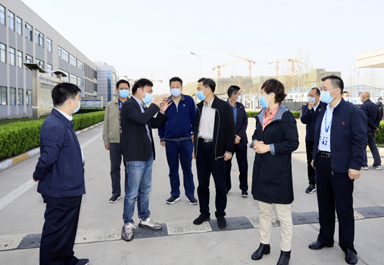 鄭州市人大副主任孫黎、市政府副市長(zhǎng)李喜安一行 蒞臨花花牛開展“三送一強(qiáng)”活動(dòng)