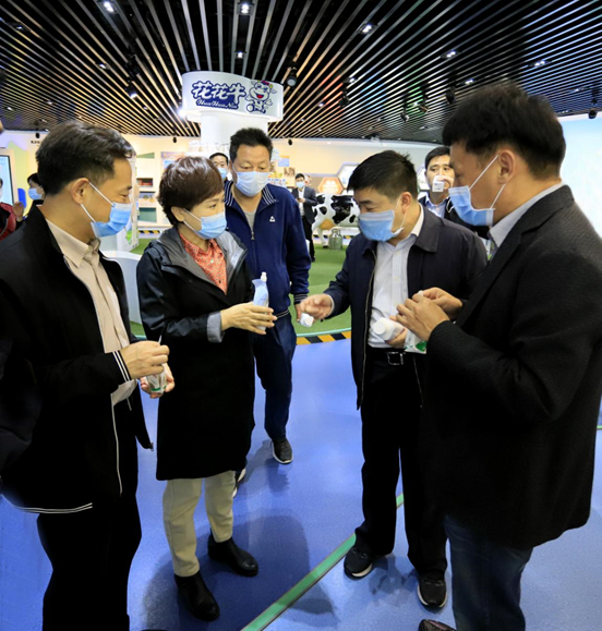 鄭州市人大副主任孫黎、市政府副市長(zhǎng)李喜安一行 蒞臨花花牛開展“三送一強(qiáng)”活動(dòng)