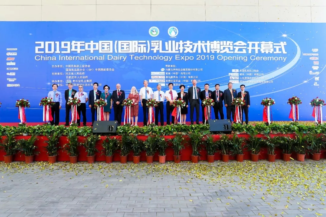 中國(guó)乳制品工業(yè)協(xié)會(huì)第二十五次年會(huì)召開(kāi)！花花?？偛枚T峰獲“振興乳業(yè)領(lǐng)軍人”榮譽(yù)稱(chēng)號(hào)