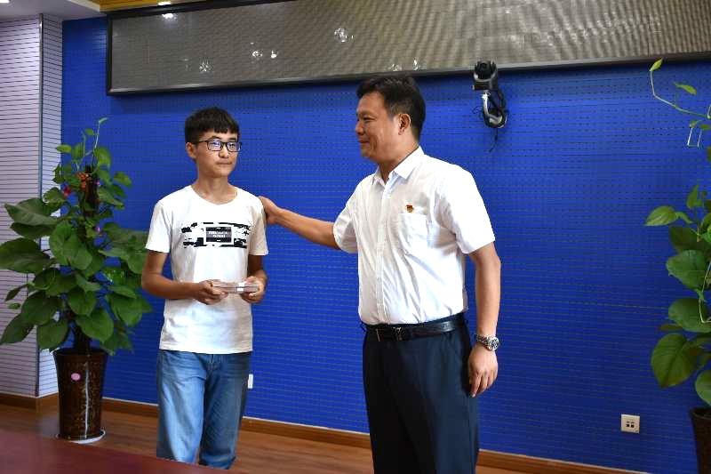 花花牛濟(jì)困解難，助力學(xué)子圓夢(mèng)香江