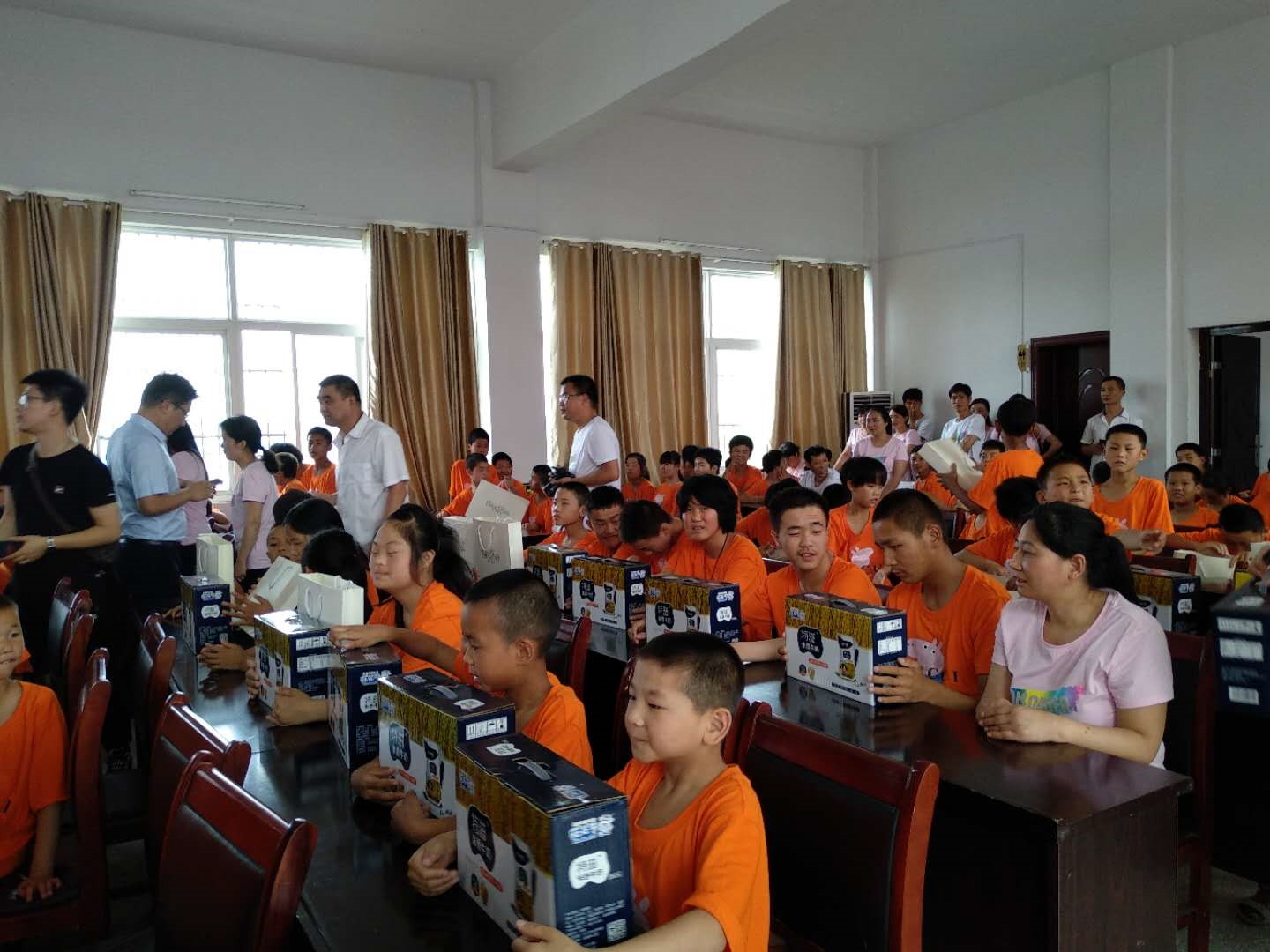 “關(guān)愛(ài)特殊兒童，讓愛(ài)灑滿(mǎn)人間—花花牛乳業(yè)集團(tuán)2018中國(guó)小康牛奶行動(dòng)” 公益助學(xué)泌陽(yáng)捐贈(zèng)儀式