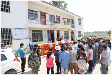 秋種化肥進(jìn)農(nóng)戶(hù) 精準(zhǔn)扶貧及時(shí)雨 | 花花牛集團(tuán)精準(zhǔn)扶貧在行動(dòng) 秋種化肥進(jìn)農(nóng)戶(hù) 精準(zhǔn)扶貧及時(shí)雨 | 花花牛集團(tuán)精準(zhǔn)扶貧在行動(dòng)