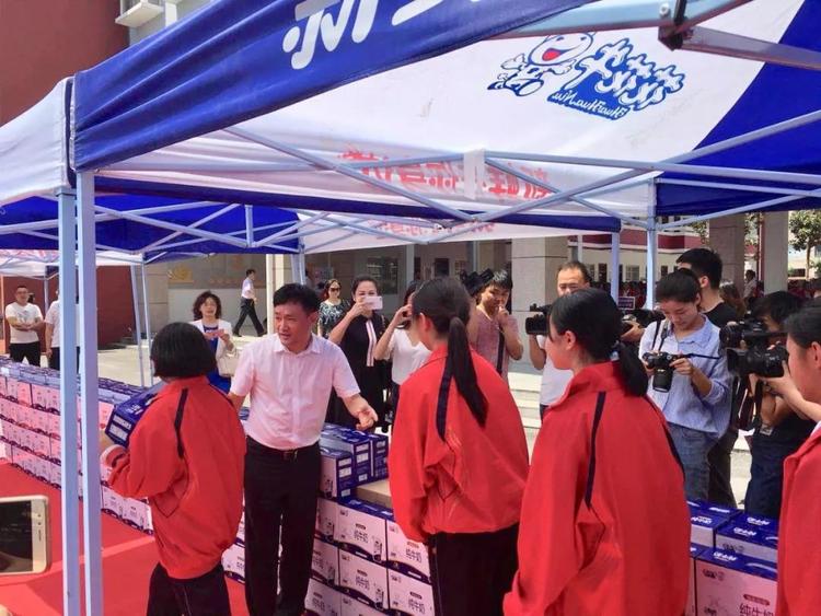 “健康中原，牛奶伴您行——花花牛乳業(yè)集團(tuán)2018中國小康牛奶行動” 公益助學(xué)啟動儀式隆重舉行