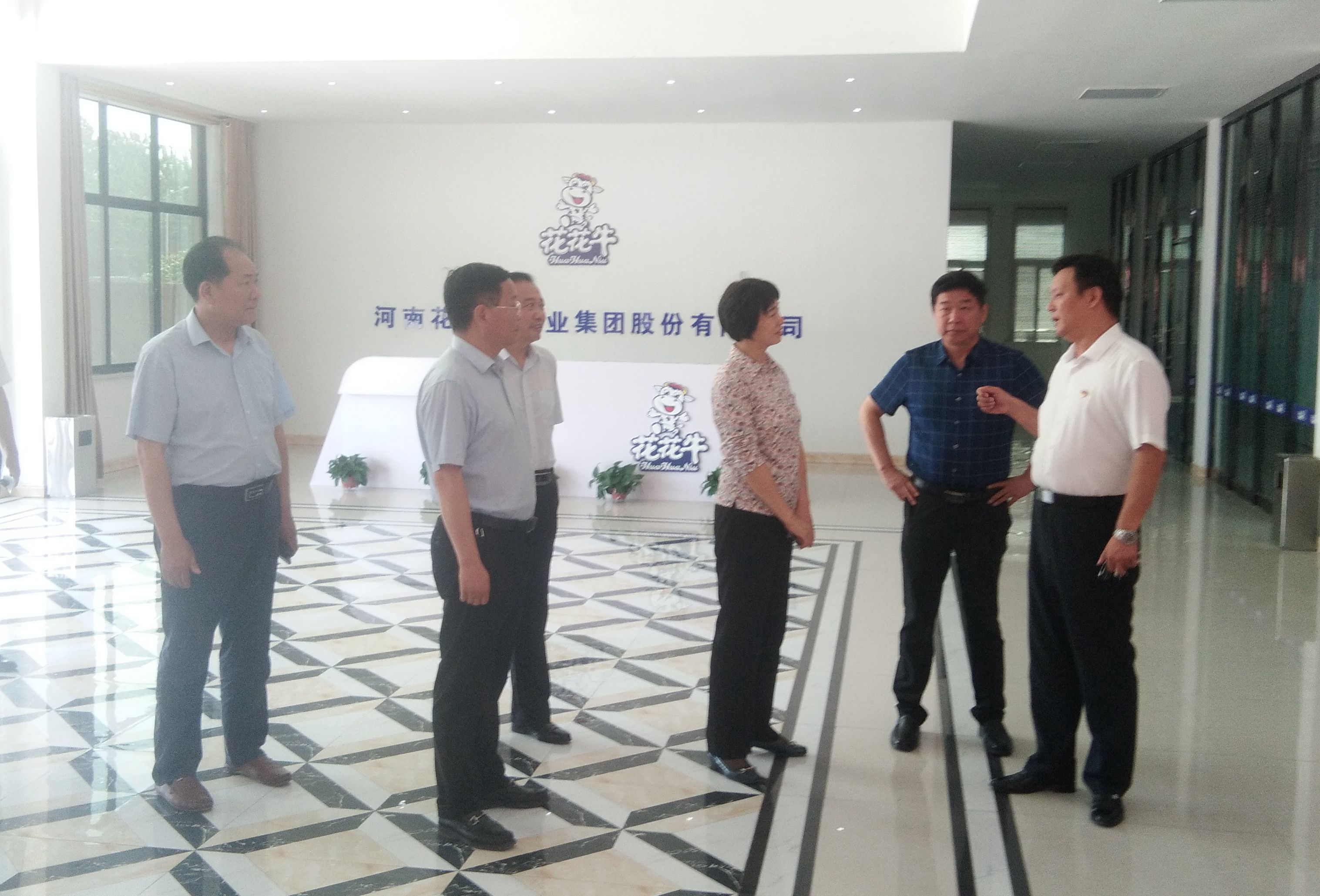 駐馬店市委常委、統(tǒng)戰(zhàn)部長姚新文 蒞臨花花牛乳業(yè)集團(tuán)總部調(diào)研