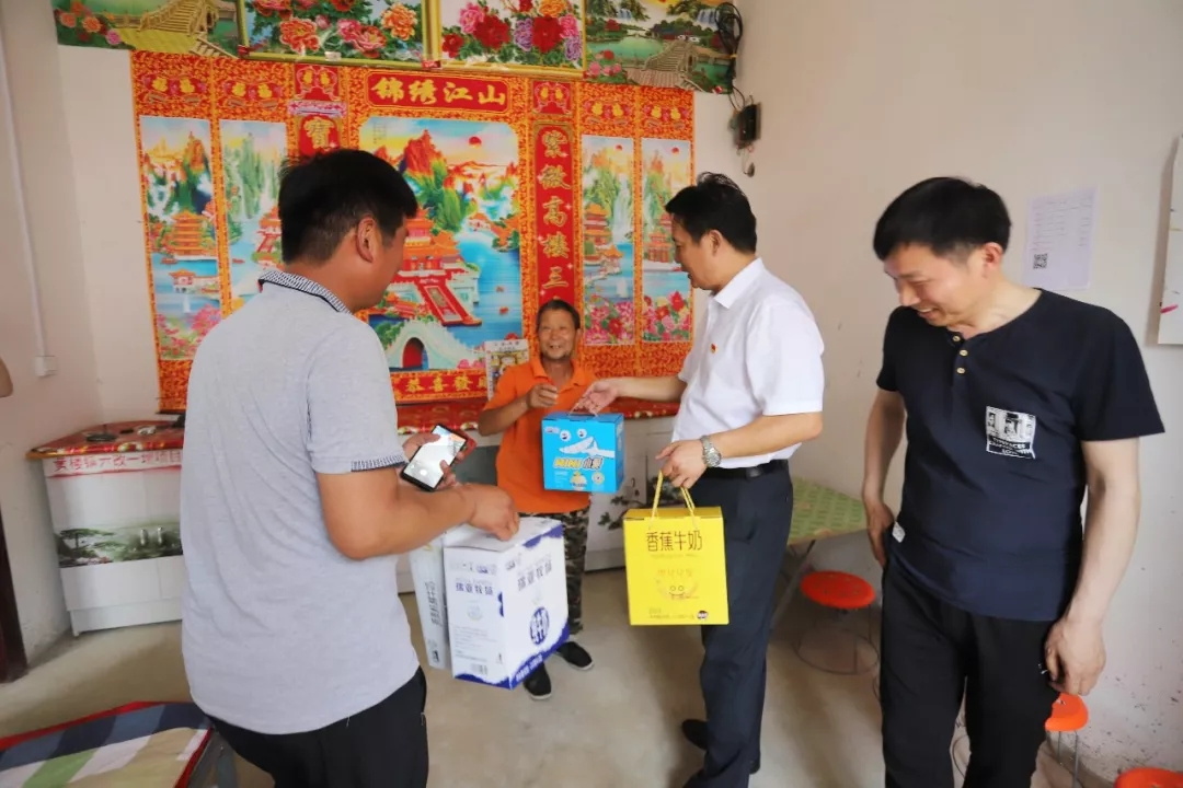 花花牛乳業(yè)集團走訪慰問貧困戶 結對幫扶暖人心 花花牛乳業(yè)集團走訪慰問貧困戶 結對幫扶暖人心