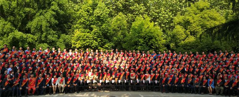 河南花花牛乳業(yè)集團(tuán)股份有限公司阮曉琦、王曉龍榮獲“鄭州市勞動(dòng)模范”榮譽(yù)稱號(hào)