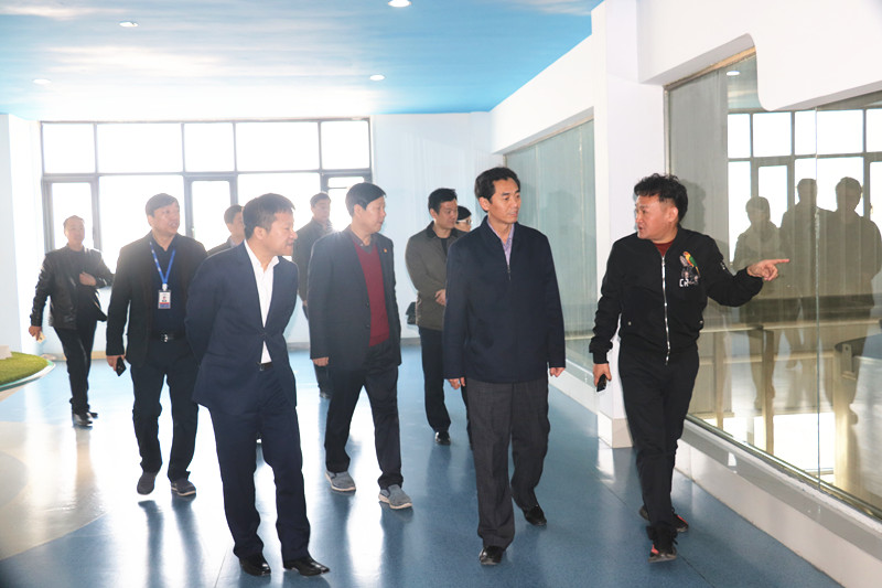 封丘縣縣長王獻(xiàn)臣一行蒞臨 花花牛集團(tuán)養(yǎng)殖、乳品事業(yè)部參觀調(diào)研