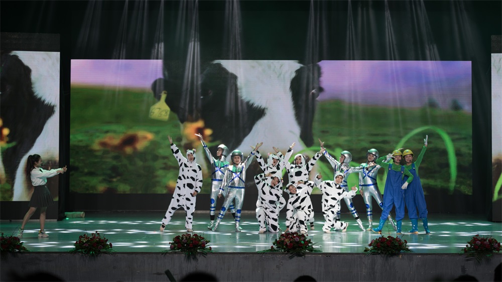 “不忘初心、聚力前行” 花花牛集團2018迎新春聯(lián)歡會隆重舉行