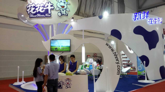 花花牛牛氣沖天！農(nóng)業(yè)部長(zhǎng)品嘗“領(lǐng)暢”點(diǎn)贊，又獲國(guó)際奶業(yè)平臺(tái)青睞
