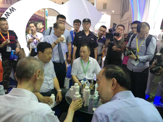 花花牛牛氣沖天！農(nóng)業(yè)部長(zhǎng)品嘗“領(lǐng)暢”點(diǎn)贊，又獲國(guó)際奶業(yè)平臺(tái)青睞