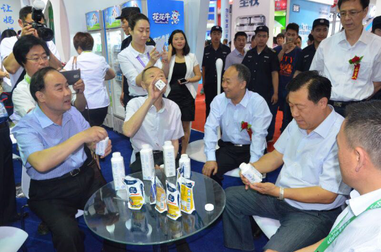 花花牛牛氣沖天！農(nóng)業(yè)部長(zhǎng)品嘗“領(lǐng)暢”點(diǎn)贊，又獲國(guó)際奶業(yè)平臺(tái)青睞