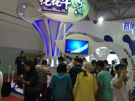 花花牛牛氣沖天！農(nóng)業(yè)部長(zhǎng)品嘗“領(lǐng)暢”點(diǎn)贊，又獲國(guó)際奶業(yè)平臺(tái)青睞