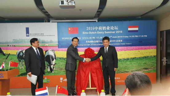 花花牛牛氣沖天！農(nóng)業(yè)部長(zhǎng)品嘗“領(lǐng)暢”點(diǎn)贊，又獲國(guó)際奶業(yè)平臺(tái)青睞