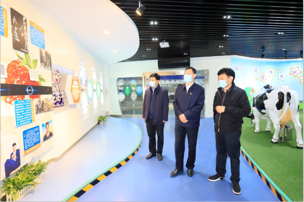 河南省委農(nóng)辦主任、農(nóng)業(yè)農(nóng)村廳廳長申延平一行調(diào)研河南花花牛乳業(yè)集團(tuán)