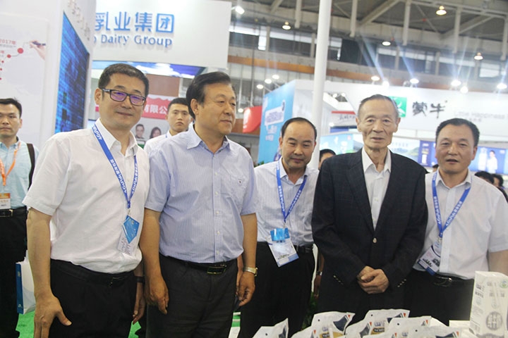 花花牛亮相第八屆中國(guó)奶業(yè)大會(huì)，又獲農(nóng)業(yè)部長(zhǎng)一聲贊！