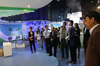 鄭州市二七區(qū)區(qū)委、統(tǒng)戰(zhàn)部部長王玉紅蒞臨花花牛生物科技有限公司參觀指導