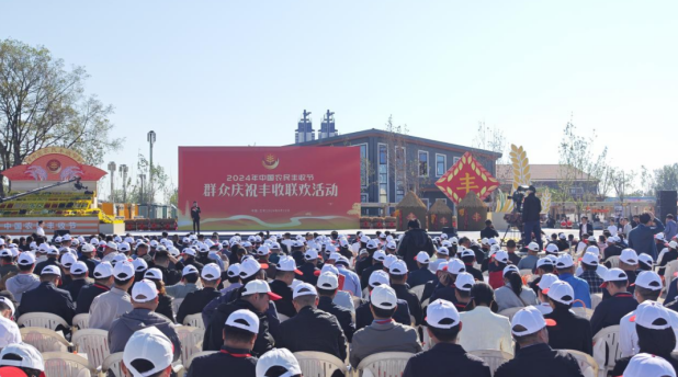 領(lǐng)導(dǎo)關(guān)懷 | 國務(wù)院副總理劉國中在2024年中國農(nóng)民豐收節(jié)全國主場活動上參觀花花牛展臺，關(guān)注并了解花花牛3.8g鮮牛奶等產(chǎn)品