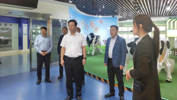 鄭州市人民檢察院黨組書(shū)記、代檢察長(zhǎng)張道偉一行蒞臨河南花花牛乳業(yè)集團(tuán)參觀調(diào)研